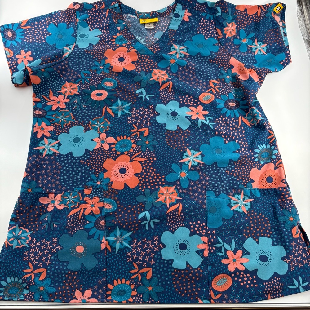 Wonder Wink Women's Blue Floral Scrub Top Medium